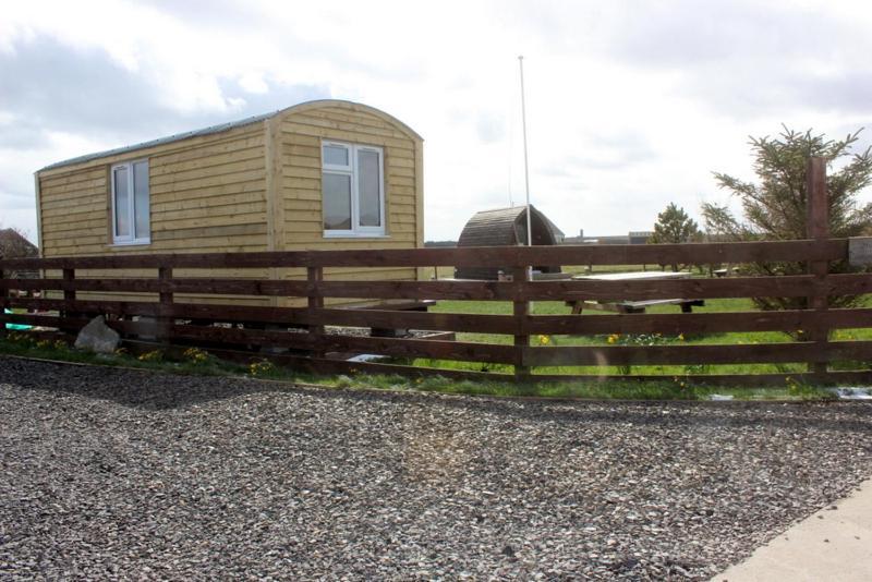 Hillside Camping Pods And Shepherd'S Hut Wick  Kültér fotó